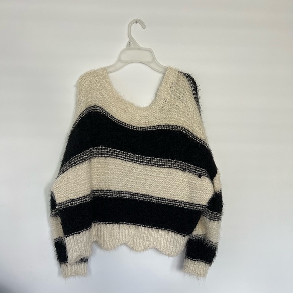 Grey Bandit Black and White Scalloped Cropped Sweater - Picture 4 of 4